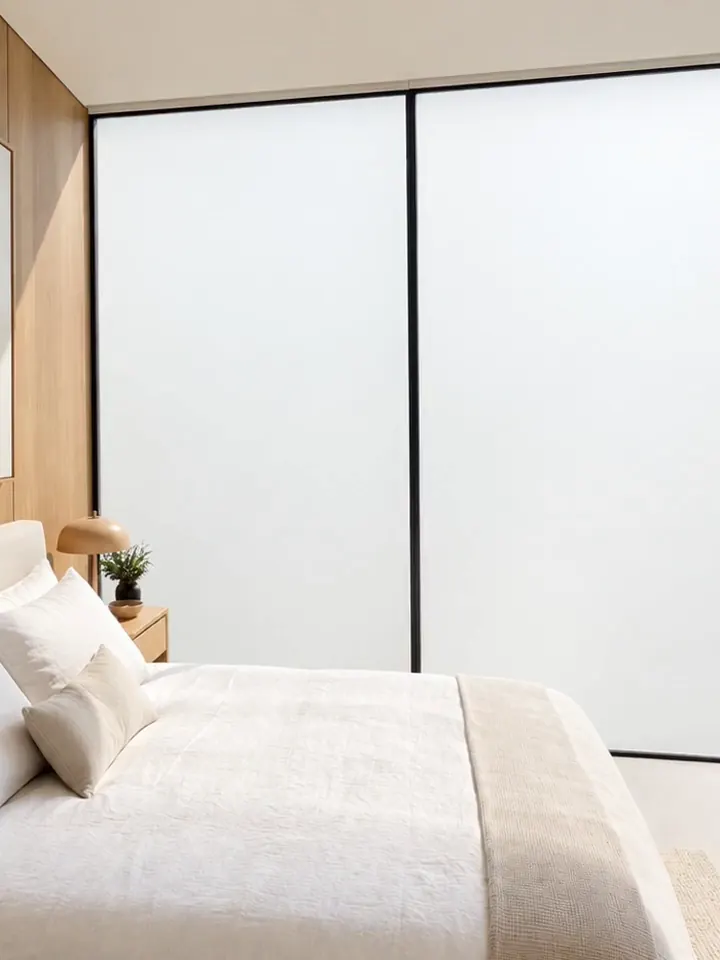 O mesmo quarto com o vidro opaco pela película Smart Film